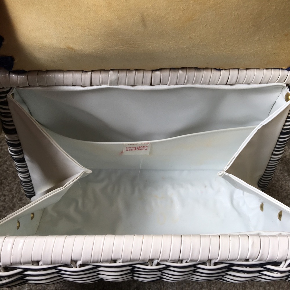 Vintage 60s White and Navy Wicker Shoulder Bag - Picture 8 of 8